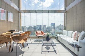 클래식 듀플렉스 | 거실 | 디지털 채널 시청이 가능한 40인치 스마트 TV, TV