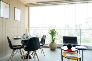 Studio Casal | Oleskelualue | 40–tuumainen äly-TV, jossa digitaalikanavat