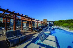 A poolside area with lounge chairs and a pergola structure. - Hotel in Gramado (Gramado)