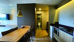 Una cucina moderna con piani di lavoro in legno e forno integrato.