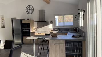 Réfrigérateur, micro-ondes, four, plaque de cuisson