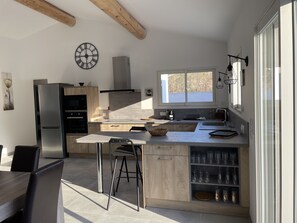 Fridge, microwave, oven, stovetop - Detached house in a quiet, elevated area (Pierrelongue)