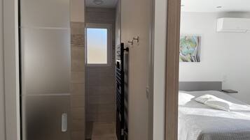 3 chambres, bureau, chambres insonorisées, fer et planche à repasser