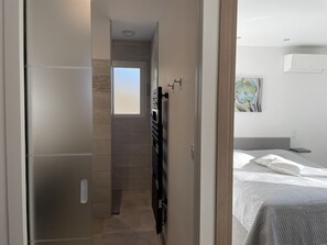 3 bedrooms, desk, soundproofing, iron/ironing board - Detached house in a quiet, elevated area (Pierrelongue)