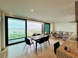 Deluxe appartement | Woonruimte | Een 50-inch plasmatelevisie met digitale zenders en televisie
