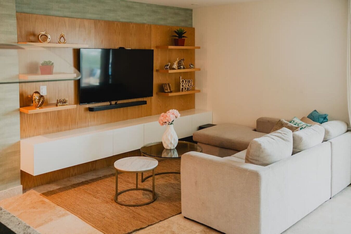 central 102 - 999 | 起居區 | 50-吋電漿電視、數位頻道、電視