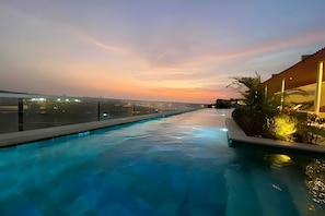 3 outdoor pools, open 7:00 AM to 9:00 PM, free pool cabanas