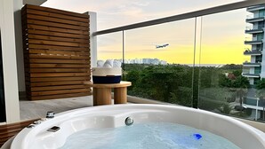 Un jacuzzi en un balcón con vistas a la ciudad.