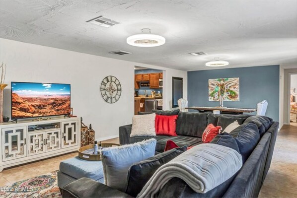 Smart TV, fireplace, books, printers - Pet Friendly Paradise Valley comfy Oasis with Game Room, Hot Tub & Grass Yard! (Phoenix)