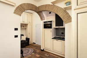 Een koelkast, een oven, een kookplaat, een koffiezetapparaat/waterkoker