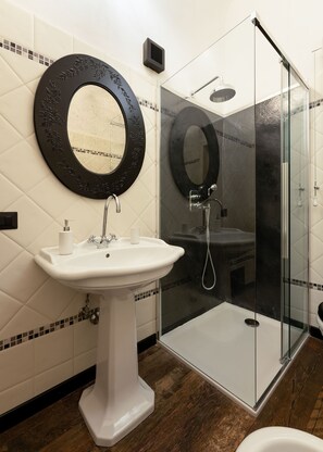 Dusche, Haartrockner, Hausschuhe, Bidet