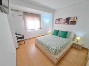 3 bedrooms, soundproofing, iron/ironing board, travel cot - Cozy Central Apartment in Valencia + WiFi + Netflix. (València)