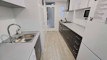 Frigorífico, microondas, horno y placa de cocina