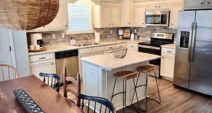 Cozy Cottage in Convenient Hahira Location