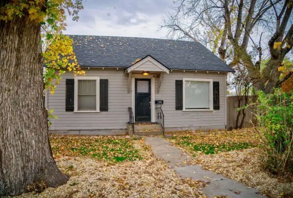 Exterior - ✮ Charming 2-bedroom Cottage in Oldtown Meridian ✮ (Meridian)
