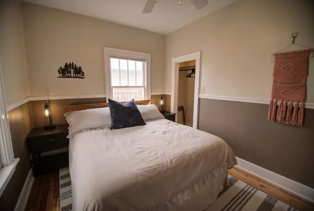 2 室のベッドルーム、アイロン / アイロン台、WiFi (無料)、ベッドシーツ