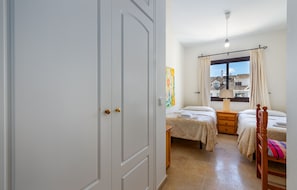 3 bedrooms, iron/ironing board, free WiFi
