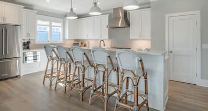Love Kure | Beautiful Water Views + On-Site Amenities!