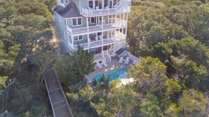 Ein mehrstöckiges Haus mit Balkon und Pool.