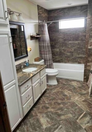 Shower, hair dryer, bidet, towels
