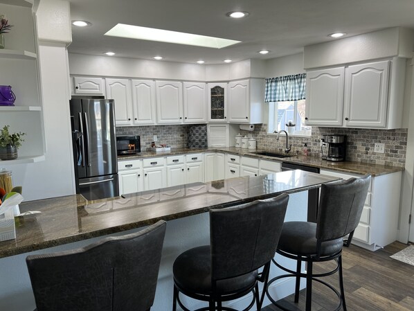 Fridge, microwave, oven, stovetop - Palisade Orchard Getaway (Palisade)