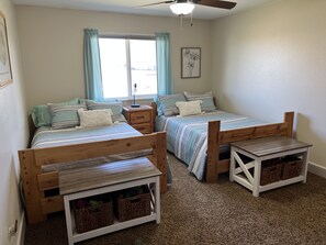 4 habitaciones, tabla de planchar con plancha y cuna de viaje 