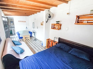 Premier Room | Desk, laptop workspace, blackout curtains, iron/ironing board - Casa Clandestina (Medellín)