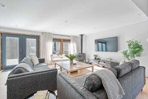 TV, fireplace, offices