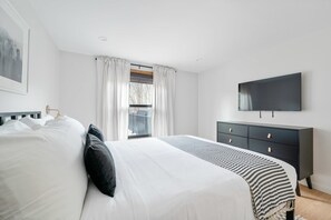 5 habitaciones, escritorio y tabla de planchar con plancha 