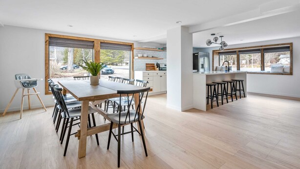 Eine moderne Küche mit weißen Schränken, einer Holz Arbeitsplatte und einem eingebauten Backofen.