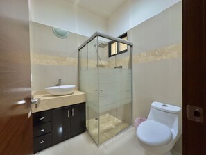 madeira 2 | Bathroom | Shower, hair dryer, towels, soap