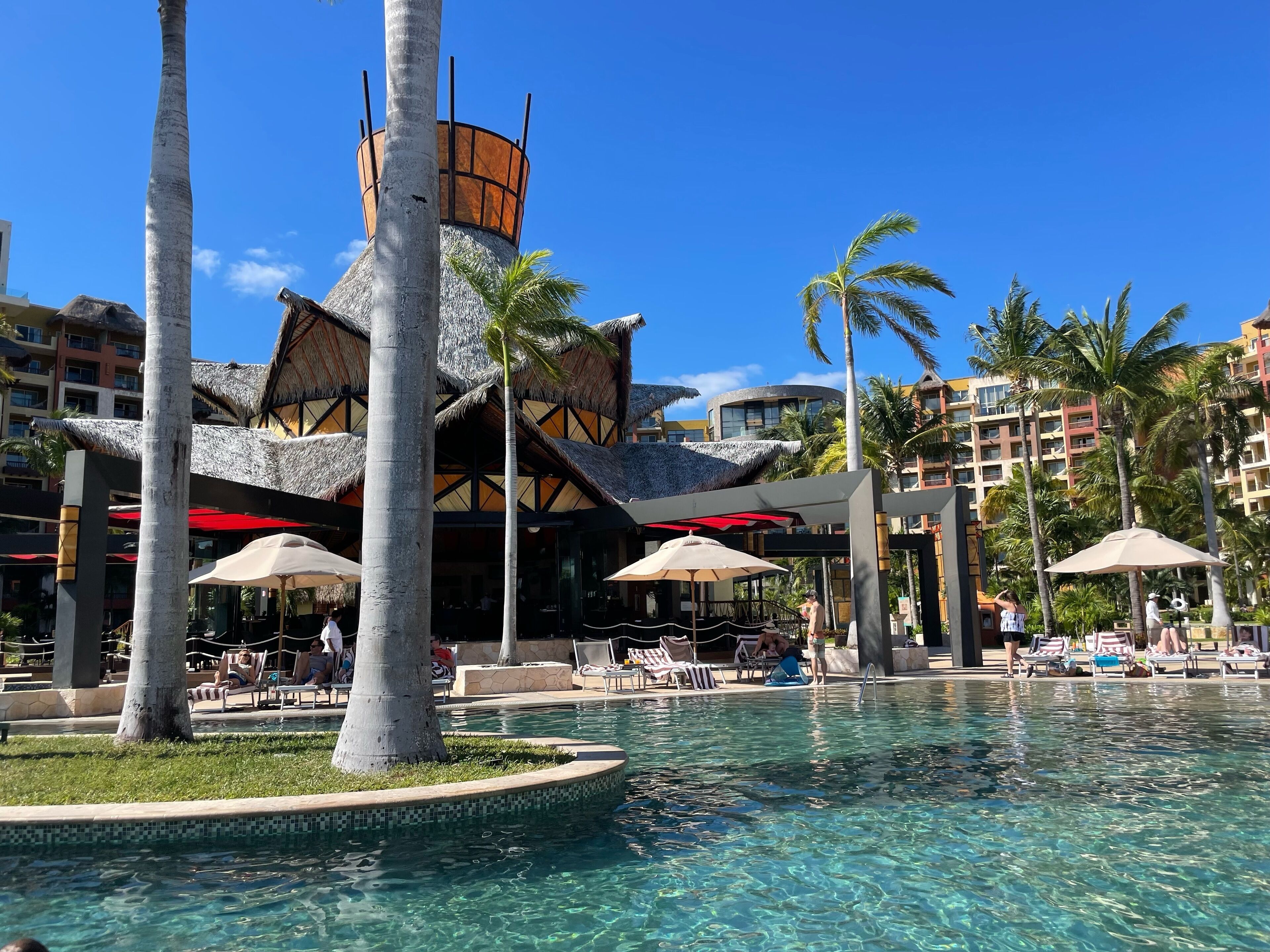 室外游泳池，恒温泳池