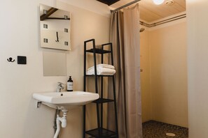 Comfort Studio | Bathroom | Shower, towels