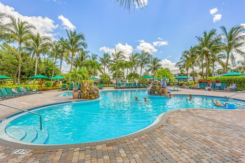 Newly Remodeled Chic Condo on the GreenLinks golf course with lanai, pool.