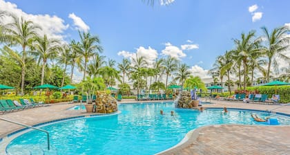 Newly Remodeled Chic Condo on the GreenLinks golf course with lanai, pool.