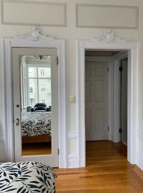 1 habitación, tabla de planchar con plancha, wifi gratis y ropa de cama 