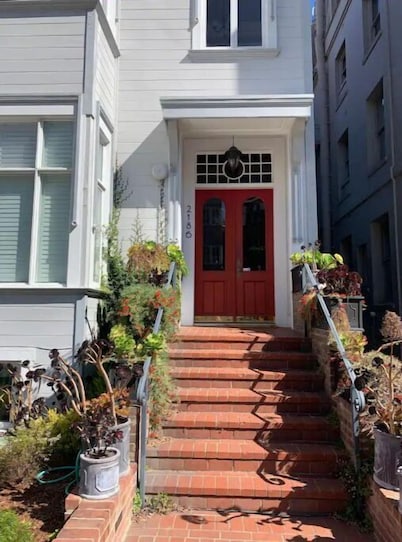 Sunny Victorian Studio in Pacific Heights