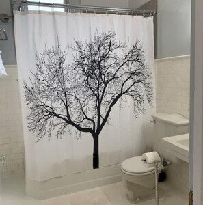Serviettes fournies, savon, shampoing, papier toilette