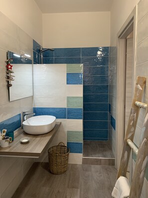 Comfort Double or Twin Room, Non Smoking, Ensuite | Bathroom | Shower, hair dryer, bathrobes, bidet - Villa Anna (Brindisi)