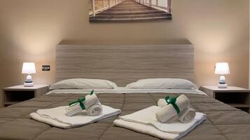 Habitación Confort con 1 cama matrimonial o 2 individuales, para no fumadores, baño en la habitación | Edredón, tabla de planchar con plancha, wifi gratis y ropa de cama