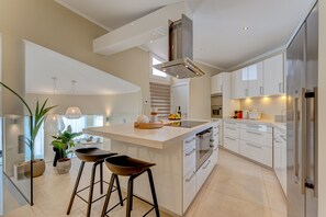 Køleskab, mikrobølgeovn, ovn, kogeplade