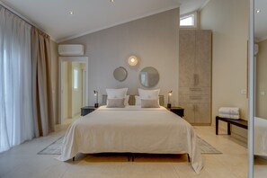 6 soveværelser, pengeskab på værelset, skrivebord, strygejern/strygebræt