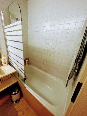 Secadora de cabello, bidet, toallas, jabón