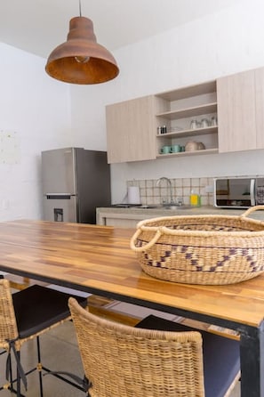 Kühlschrank, Mikrowelle, Wasserkocher mit Kaffee-/Teezubehör