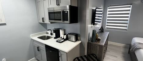 ثلاجة، ميكروويف، ماكينة لصنع القهوة/الشاي، محمصة خبز