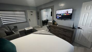 1 habitación, escritorio, wifi gratis y ropa de cama