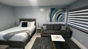 1 bedroom, desk, free WiFi, bed sheets - Cozy Beachside Modern Boutique Hotel Suite with Kitchen - by Oceano Suites (Daytona Beach)