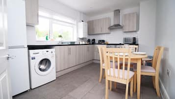 Kühlschrank, Mikrowelle, Herdplatte, Toaster