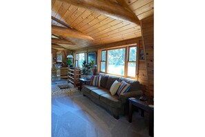 Smart TV, chimenea, reproductor de DVD y futbolito 