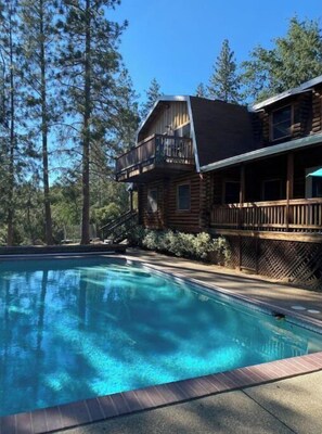 Alberca al aire libre y alberca climatizada